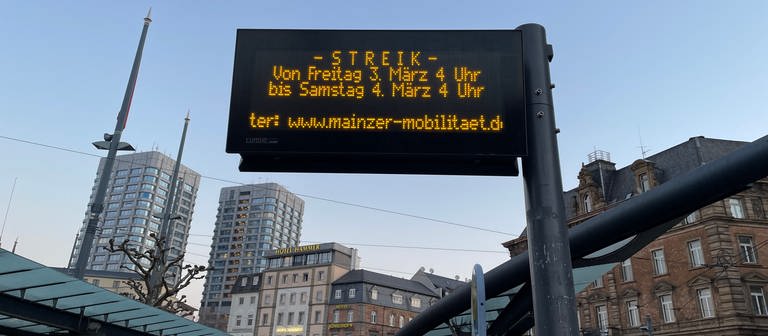 Eine Anzeigentafel am Bahnhofsvorplatz am Mainzer Hauptbahnhof kündigt den Streik im ÖPNV am 3. März an (Foto: SWR)