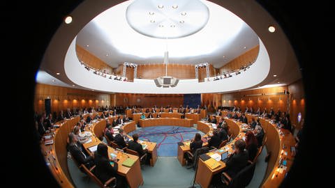 Der Sitzungssaal im Mainzer Rathaus wird gerade saniert. Aber ab 2027 könnte dort wieder getagt werden. Das Foto dient daher lediglich als Symbolbild. (Foto: dpa Bildfunk, Fredrik von Erichsen/dpa 8Symbolbild))