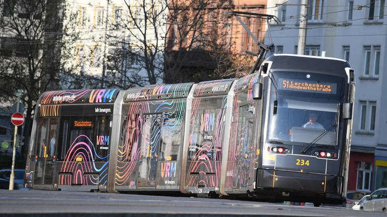 Die Straßenbahnen in Mainz sollen künftig auch in der Binger Straße fahren können. Dadurch soll der Knotenpunkt am Haupbahnhof entlastet werden. (Foto: dpa Bildfunk, picture alliance/dpa | Arne Dedert)