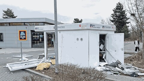 Der Pavillion eines freistehende Geldautoatens in Mainz-Finthen wurde durch eine Explosion zerstört. Auf dem Parkplatz, auf dem der Automat stand, liegen Trümmerteile. (Foto: SWR, D. Brusch)