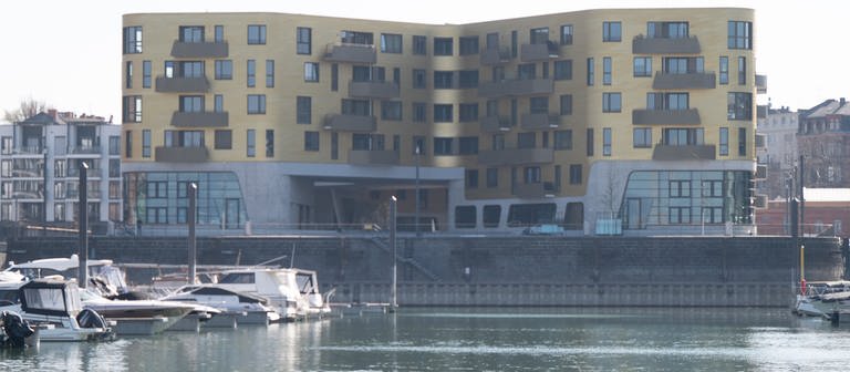 Im Rhein am Zollhafen hat ein Polizist eine Frau aus dem Rhein gerettet. (Foto: picture-alliance / Reportdienste, Sebastian Gollnow)