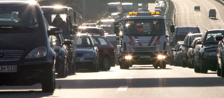 Ein Abschleppwagen fährt auf der Autobahn durch eine Rettungsgasse (Foto: dpa Bildfunk, picture-alliance/ dpa | Bernd von Jutrczenka)
