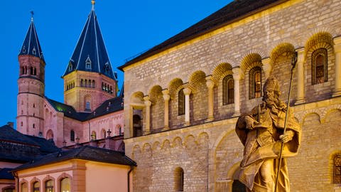 Heiliger Bonifatius vor Gotthardkapelle, dahinter der hohe Dom St. Martin in Mainz. (Foto: picture-alliance / Reportdienste, picture alliance / Zoonar | Stefan Ziese)