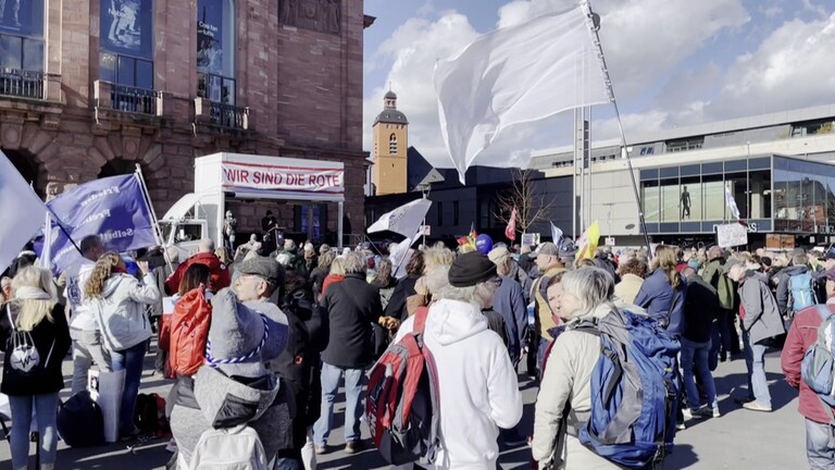 Demonstranten auf dem Mainzer Gutenbergplatz (Foto: SWR, Michael Eiden)