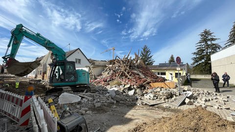 Ein Bagger steht neben einem eingestürzten Haus. Im Ingelheimer Stadtteil Heidesheim hat eine Explosion ein Haus fast komplett zerstört. (Foto: SWR, Daniel Brusch)
