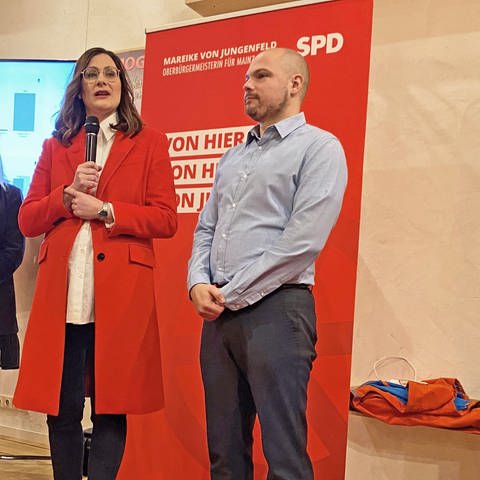 Die Vorsitzende der SPD-Stadtratsfraktion Jana Schmöller und die beiden Vorsitzenden, Mareike von Jungenfeld und Christian Kanka, stehen auf einem roten Teppich. Im Hintergrund steht eine Wand mit SPD-Logos. (Foto: SWR, R. Amri)
