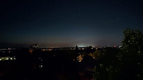 Die Stadt Mainz spart Energie, indem sie nachts wichtige Gebäude nicht mehr anstrahlt. Das Bild zeigt den dunklen Himmel über Mainz - aufgenommen wuurde es im Stadtteil Hartenberg-Münchfeld.  (Foto: SWR, C. Lutz)
