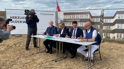 Das norwegische Medizintechnik-Unternehmen Lifecare unterzeichnet den ersten Mietvertrag für eine Produktionsstätte im geplanten Mainzer Biotech-Hub.  (Foto: SWR)