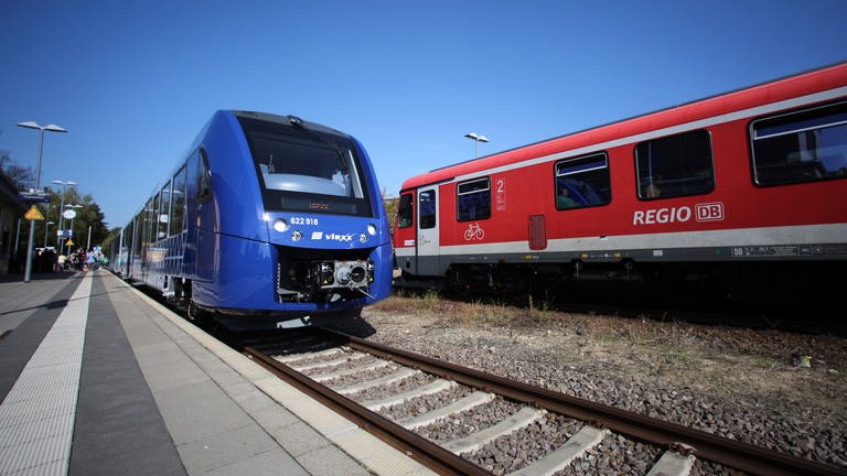 Pendler müssen laut Vlexx mit erheblichen Behinderungen im Zugverkehr rechnen, weil die DB Strecken erneuert. (Foto: dpa Bildfunk, Picture Alliance)