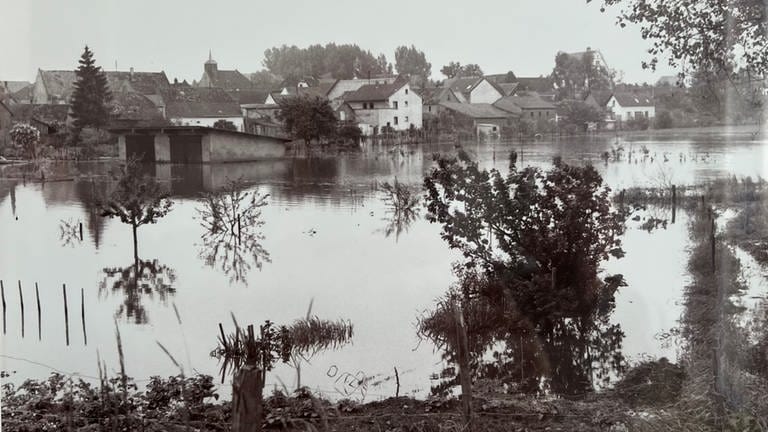 Ein Schwarzweißbild zeigt den zum Teil überfluteten Ort Selzen im Mai 1978 (Foto: Gemeinde Selzen/Ing.-Büro H. Webler)