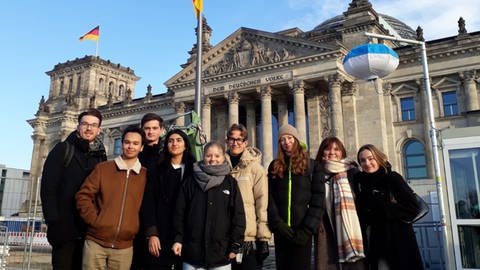 Die Mitglieder des Wormser Jugendparlaments stehen vor dem Bundestag in Berlin. (Foto: Kinder- und Jugendbüro Worms)