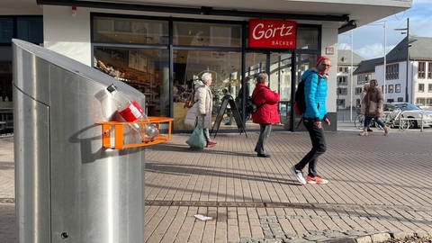 Ein Pfandring an einem Mülleimer in der Wormser Innenstadt hilft Bedürftigen Pfand zu sammeln.  (Foto: SWR, Jürgen Wolff)