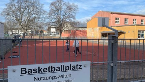 Der Basketballplatz an der Grundschule Westend in Worms darf offen bleiben.  (Foto: SWR, Jürgen Wolff)