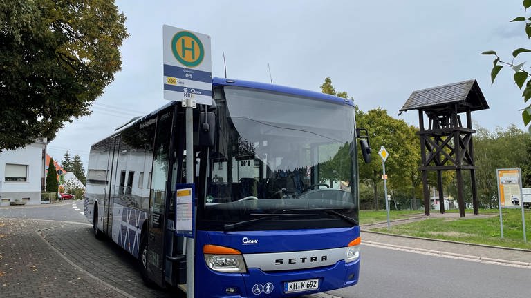 Ein Bus der Busgesellschaft KRN steht an einer Haltestelle. (Foto: SWR)