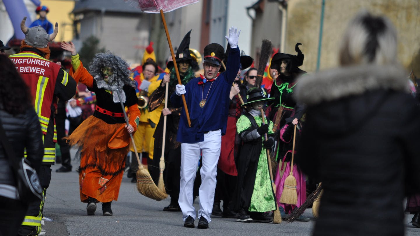 Traditionell laufen auch in diesem Jahr die Hexen in Biewer an erster Stelle. (Foto: Verein für Heimatpflege Biewener Hoahnen)