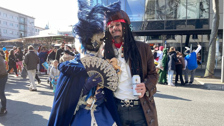 Auch Käpt'n Jack Sparrow ist in der Mainzer Innenstadt unterwegs - in adeliger Begleitung. (Foto: SWR, Vanessa Siemers)