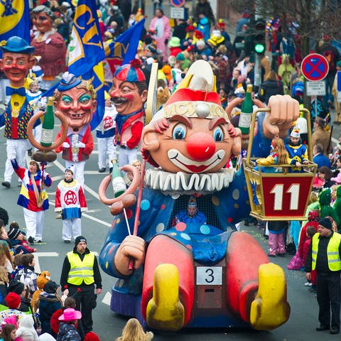 Ein Mottowagen des Mainzer Carneval-Vereins fährt beim Rosenmontagszug durch die Innenstadt. (Foto: dpa Bildfunk, Christoph Schmidt)