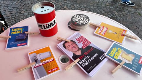 Am Wahlkampfstand der Linken gibt es Postkarten mit Malchereks größten Anliegen. (Foto: SWR, Ilona Hartmann)