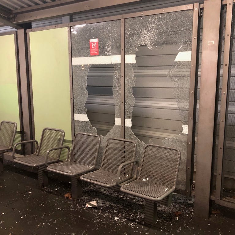 Das Fahrgasthäuschen am Bahnhof Bodenheim ist von Jugendlichen zerstört worden. (Foto: Polizeiinspektion Oppenheim)