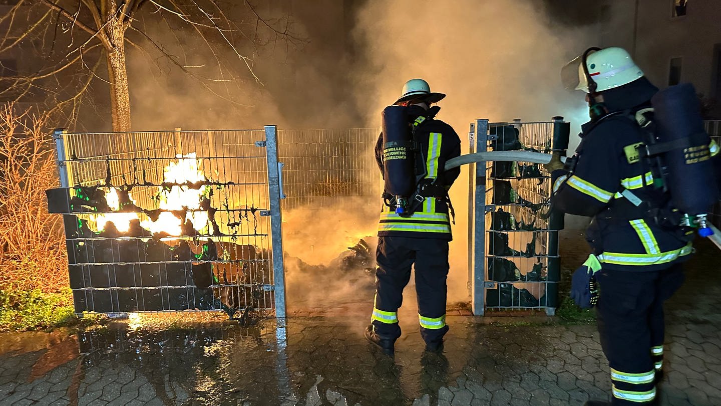 Feuerwehrleute löschen einen Mülltonnenbrand in Bad Kreuznach. (Foto: Feuerwehr Bad Kreuznach)