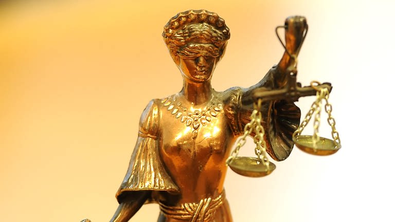  Eine goldfarbene Justitia-Figur steht in einem Gericht.  (Foto: dpa Bildfunk, Britta Pedersen)