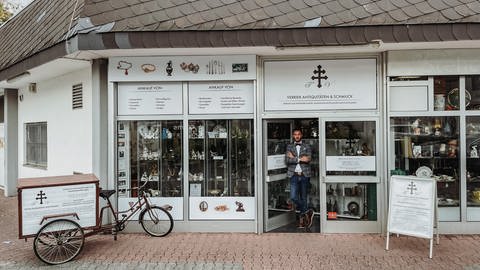 Der Mainzer Antiquitätenhändler Thomas Verrier steht vor seinem Laden in Mainz-Finthen. (Foto: Thomas Verrier)