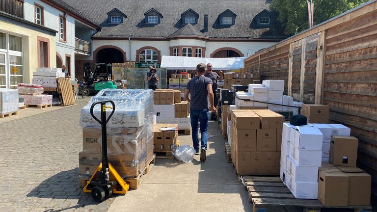 Auf dem Weingut Antony in Nierstein (Kreis Mainz-Bingen) werden Weinpakete gepackt. Mit dem Erlös werden von der Flutkatastrophe betroffene Winzer an der Ahr unterstützt. (Foto: SWR, S. Steinbrecher)