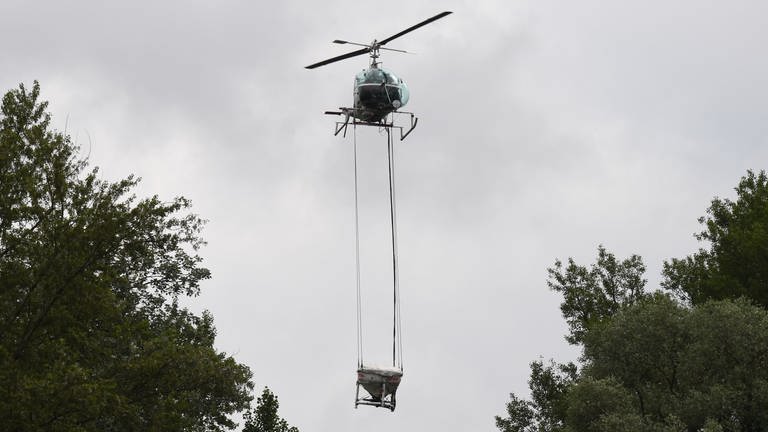 Ein Hubschrauber der KABS bekämpft von dere Luft aus Schnaken (Foto: dpa Bildfunk, picture alliance/dpa,  Uli Deck)