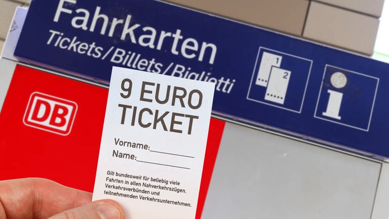 Das neue 9-Euro-Ticket gib es am Automaten zu kaufen. (Foto: dpa Bildfunk, Picture Alliance)