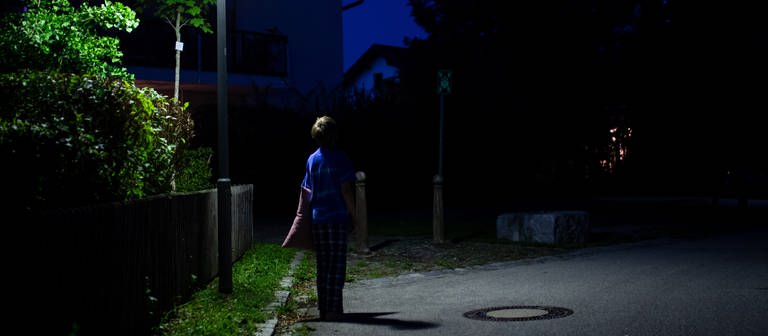 Mitten in der Nacht hat die Polizei in Wiesbaden ein ausgerissenes Mädchen aufgegriffen (Symbolbild). (Foto: dpa Bildfunk, picture alliance/dpa | Sven Hoppe)