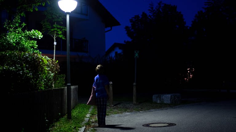 Mitten in der Nacht hat die Polizei in Wiesbaden ein ausgerissenes Mädchen aufgegriffen (Symbolbild). (Foto: dpa Bildfunk, picture alliance/dpa | Sven Hoppe)