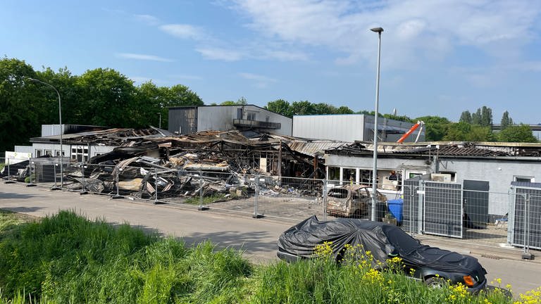 Nach dem Brand im Industriegebiet in Alzey ist die Lagerhalle komplett zerstört (Foto: SWR, Daniel Brusch)
