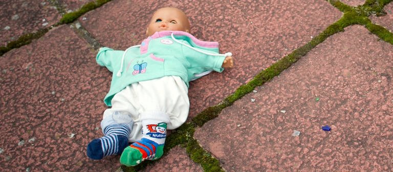 Eine lebensecht wirkende Babypuppe hat den Polizeieinsatz in Wiesbaden ausgelöst. (Foto: dpa Bildfunk, picture alliance / dpa | Patrick Pleul)