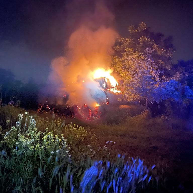 Strohballen brennen bei Ingelheim (Foto: Polizeiinspektion Ingelheim)