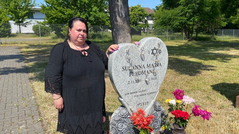 Susannas Mutter steht fünf Jahre nach dem Tod ihrer Tochter an deren Grab. (Foto: SWR, Sabine Steinbrecher)