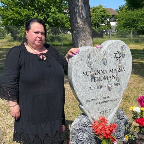 Susannas Mutter steht fünf Jahre nach dem Tod ihrer Tochter an deren Grab. (Foto: SWR, Sabine Steinbrecher)
