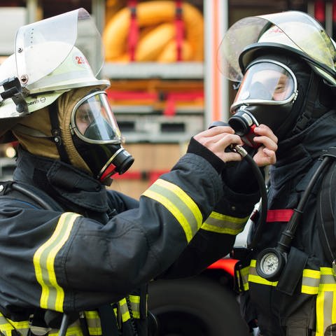Gefahrstoff-Einsatz der Feuerwehr am LKA in Mainz (Symbolfoto) (Foto: dpa Bildfunk, picture alliance / dpa | Daniel Bockwoldt)