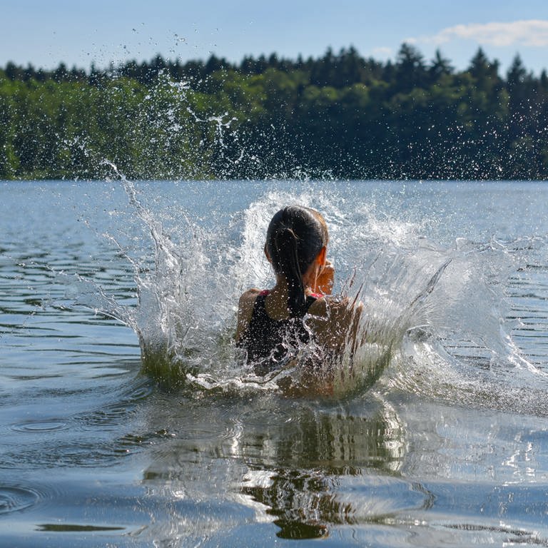 Ein Mädchen springt ins Wasser. Rund um Mainz gibt es einige Badeseen. (Foto: dpa Bildfunk, picture alliance/dpa/dpa-Zentralbild | Patrick Pleul)