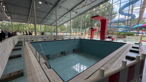 Im Sprungbecken im Mainzer Taubertsbergbad ist kein Wasser mehr. Das Schwimmbad wird bis Ende 2025 umgebaut (Foto: SWR)