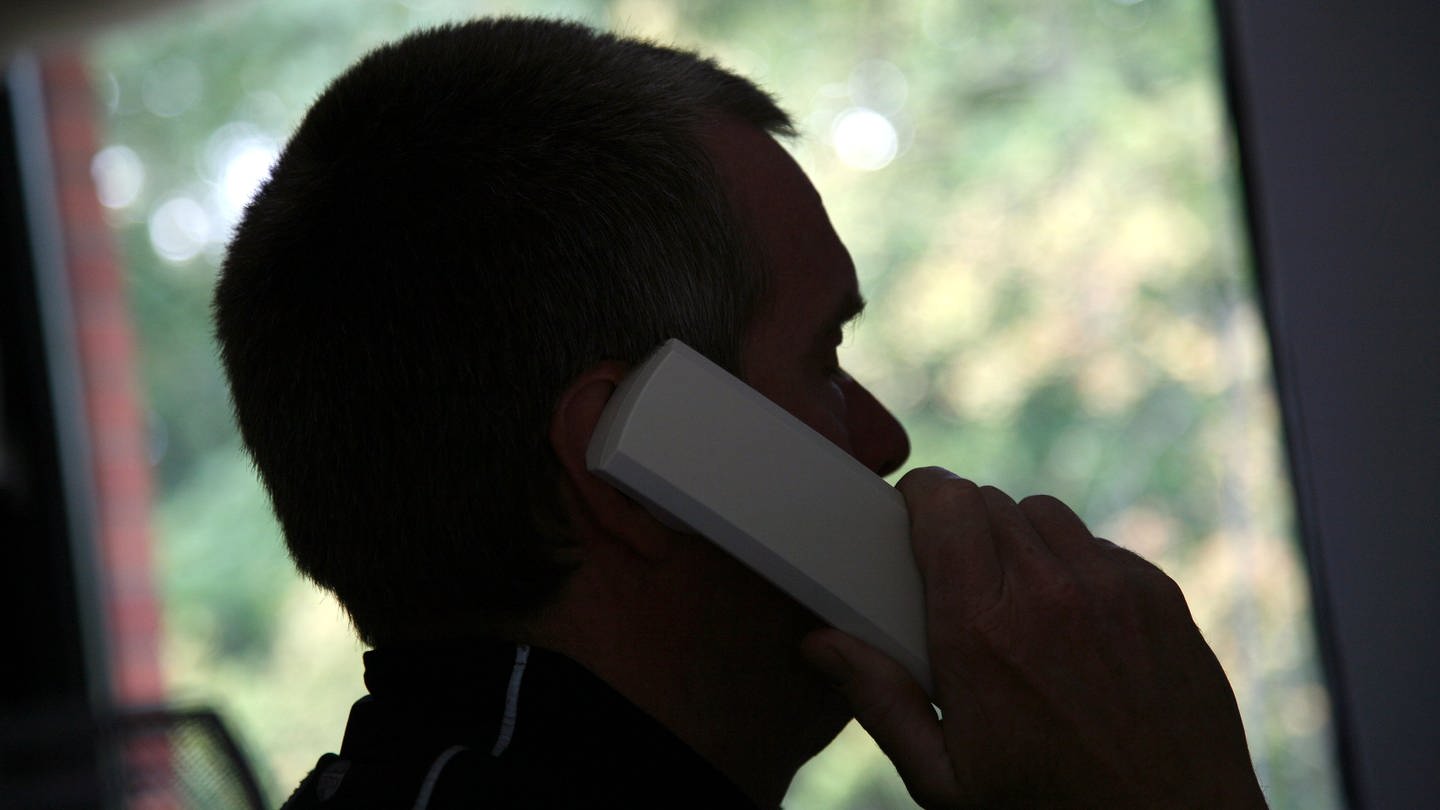 Ein eherenamtlicher Mitarbeiter der Telefonseelsorge im Gespräch. (Foto: dpa Bildfunk, picture alliance / dpa | Uwe Zucchi)