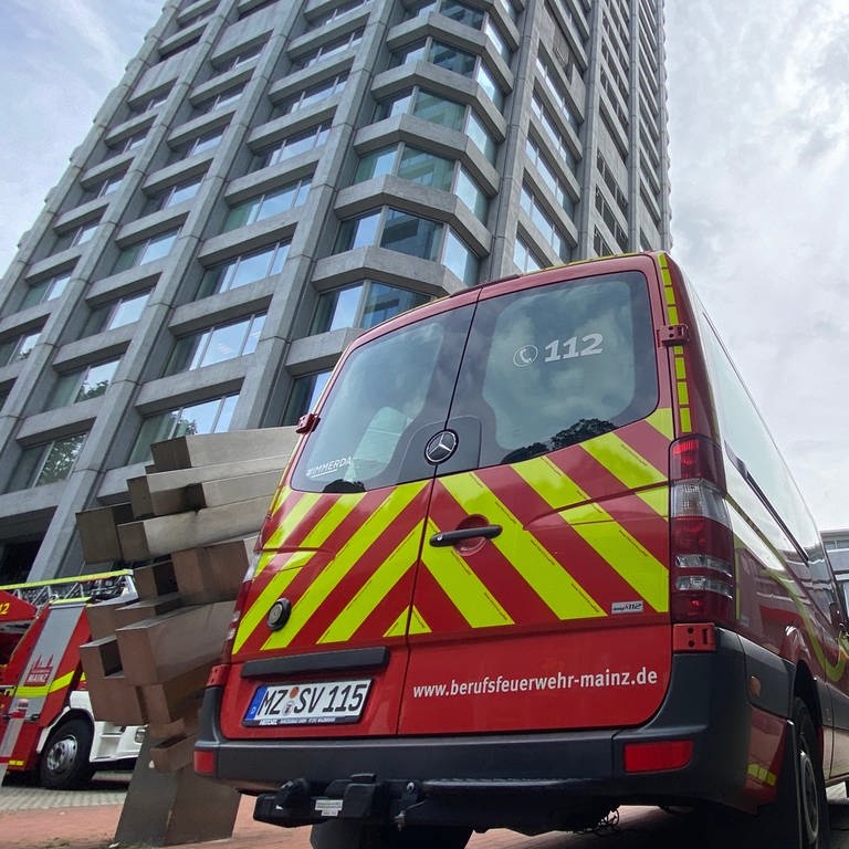 Die Feuerwehr in Mainz startete im August eine große Übung in den Bonifazius-Türmen in der Nähe des Mainzer Hauptbahnhofs. Geübt wird bis September immer mittwochs im 22. Stock. (Foto: SWR, Katharina Feist)