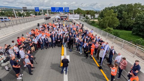 Politiker und Gäste stehen vor der symbolische Verkehrsfreigabe auf der Schiersteiner Brücke.  (Foto: dpa Bildfunk, Picture Alliance)