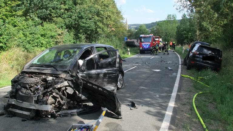 Auf dem Bild ist ein zerstörter Kleinwagen. Bei dem Unfall lbei Waldböckelheim wurden drei Personen verletzt (Foto: Pressestelle, Freiwillige Feuerwehr VG Rüdesheim)