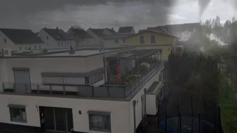 Dieser Tornado fegte Ende April über Rheinhessen hinweg und richtete zahlreiche Schäden an. Ein Anwohner filmte den Wirbelsturm zufällig (Foto: Henrik Schäfer )