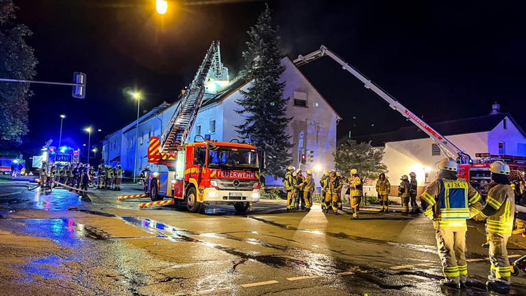 Bei einem Dachstuhlbrand in Nieder-Olm wurde ein Mensch verletzt. (Foto: BYC News / Meikel Dachs)