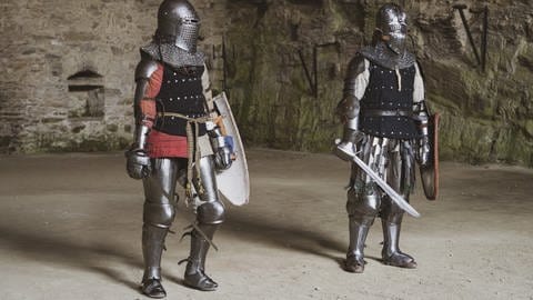 Auf dem Bild sind zwei Ritter: Bei einem Turnier in Pfaffen-Schwabenheim gibt es echte Kämpfe von Rittern  (Foto: privat: Melanie Gras)