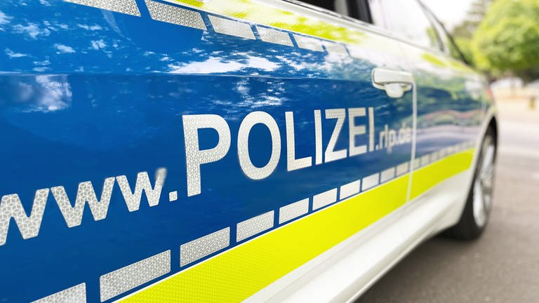 Bild eines Polizeiautos aus Mainz: Jugendliche haben einen Betonbrocken auf die A60 geworfen (Foto: SWR)