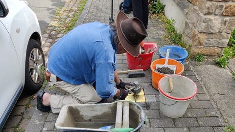 Der Künstler Gunter Demnig verlegt die Stolpersteine in der Mainzer Neustadt. (Foto: SWR, Frederick Dustmann)
