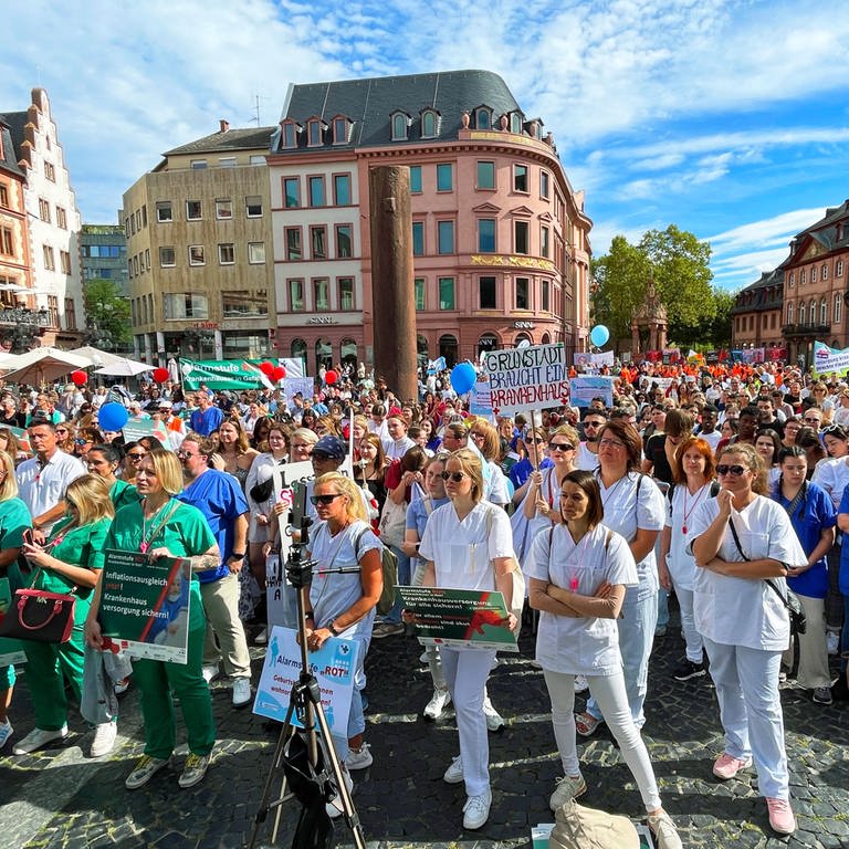 Unter dem Motto "Alarmstufe rot" haben am 20. September 2023 etwa 1.000 Mitarbeitende rheinland-pfälzischer Kliniken in Mainz vor dem Dom protestiert.  (Foto: SWR, D. Brusch)
