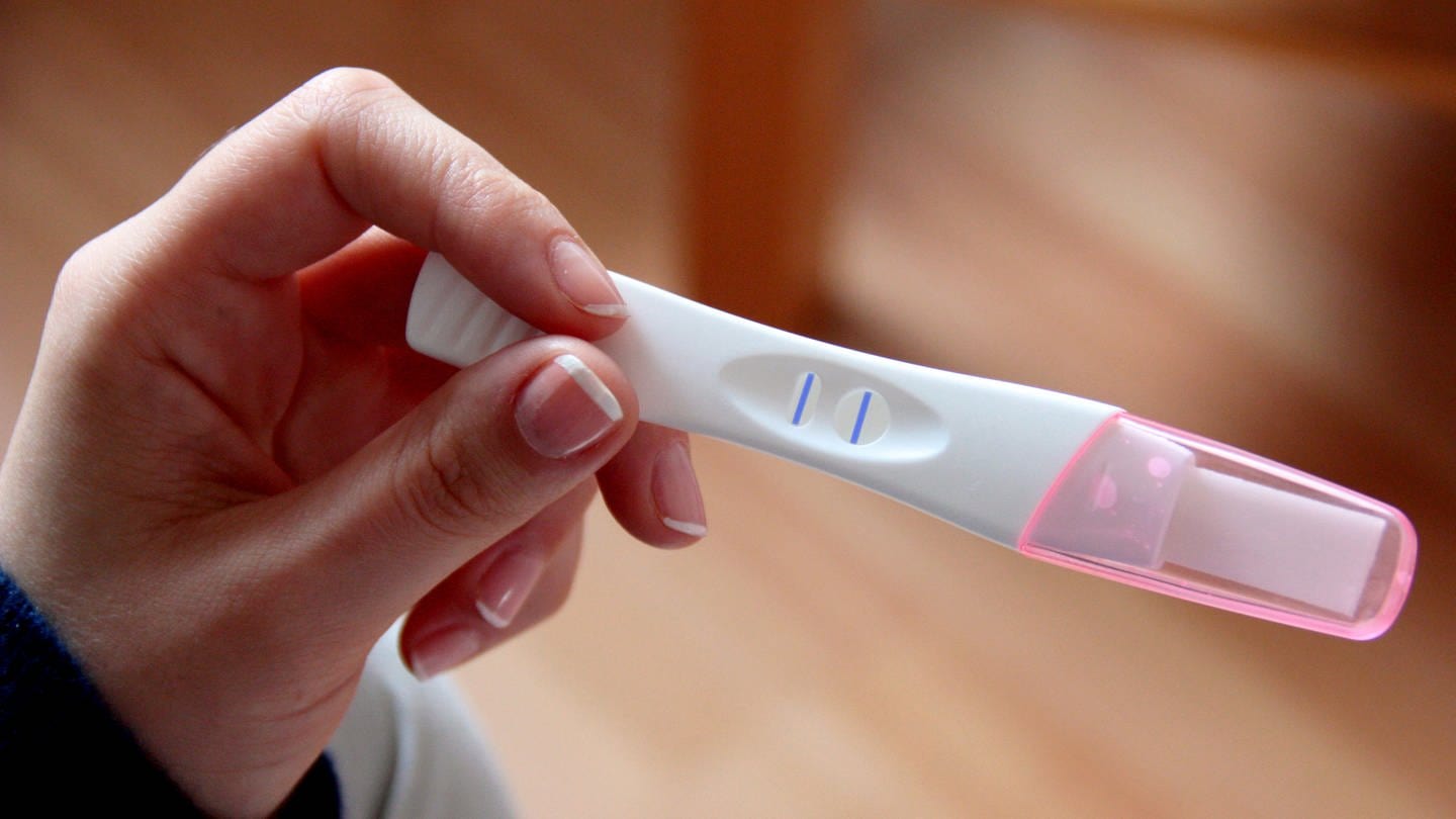 Positiver Schwangerschaftstest (Foto: dpa Bildfunk, picture alliance/dpa/dpa-tmn | Mascha Brichta)